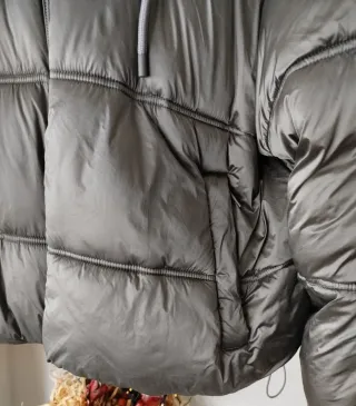 Abrigo plumífero gris plateado Zara