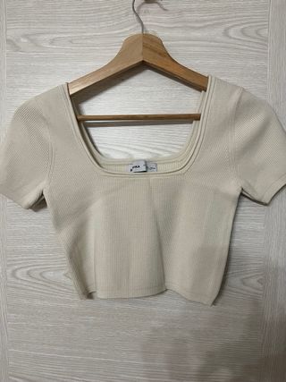 Top Bershka blanco escote cuadrado