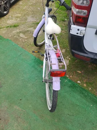 Bicicleta blanca y lila