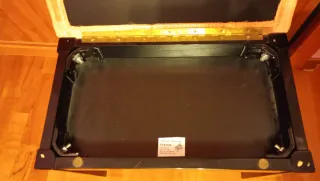 Banqueta de piano tapizada con almacenaje.