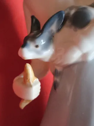 FIGURA PORCELANA NIÑA DANDO DE COMER A CONEJO
