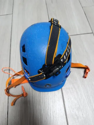 Casco de escalada azul