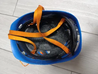 Casco de escalada azul