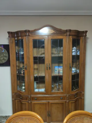 Vitrina clásica nogal con puertas de cristal