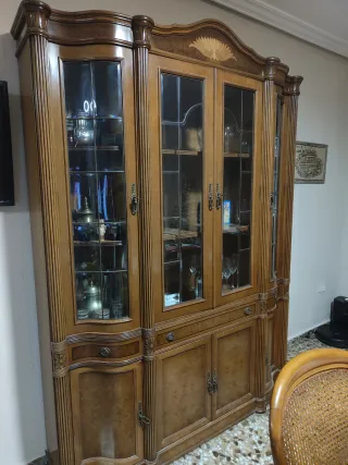 Vitrina clásica nogal con puertas de cristal