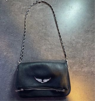 Bolso negro con cadena y detalle de alas