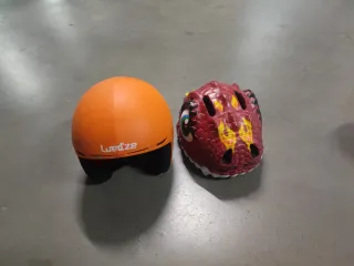 Casco naranja y rojo para deporte