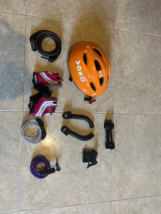 Casco naranja y accesorios bici
