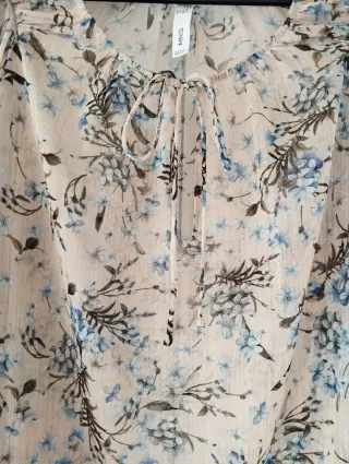 Blusa Mango floral beige y azul