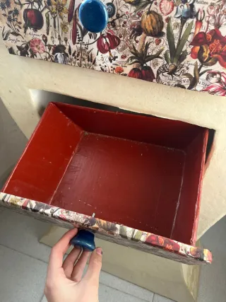 Cajonera de cartón hecha a mano.  Muy original.