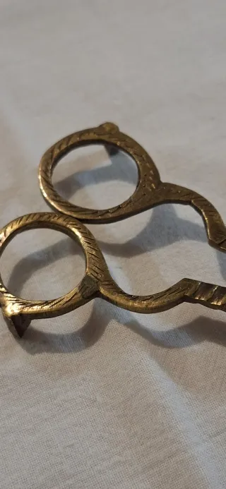 Antiche forbici spegnicandela in ottone