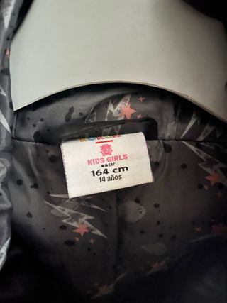 Chaleco negro con capucha