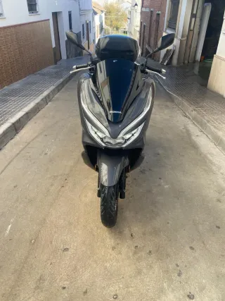Honda PCX 125 gris con baúl,12000km ,año 2019