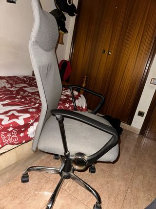 Silla de oficina ergonómica gris