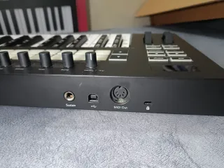 Controlador MIDI Novation Launchkey 49 Teclas