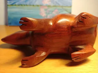 Figura capibara madera tallada