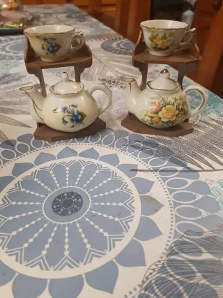 Teiere con tazza e espositore minuscoli