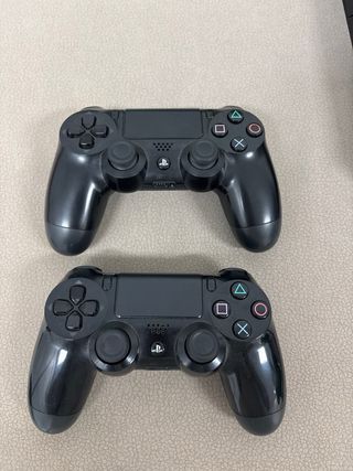 PS4 (PlayStation 4) Negra + 2 Juegos y Mandos