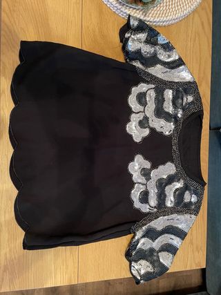 Camiseta negra con adornos plateados