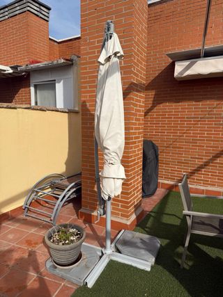 Sombrilla IKEA exterior beige