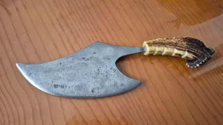 Hacha hecha a mano. Herramienta antigua.