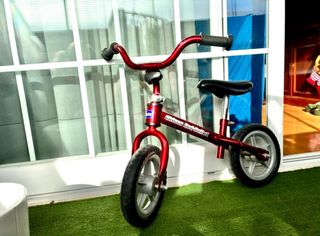 Pack Bicicleta de equilibrio roja y patinete