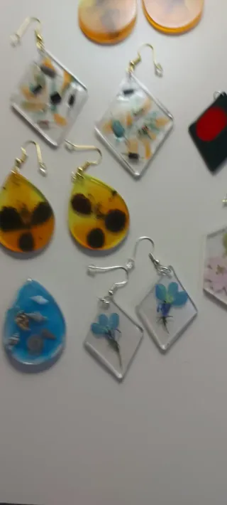 Orecchini in resina o ciondoli