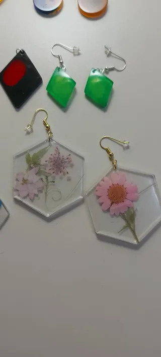 Orecchini in resina o ciondoli