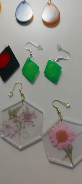 Orecchini in resina o ciondoli