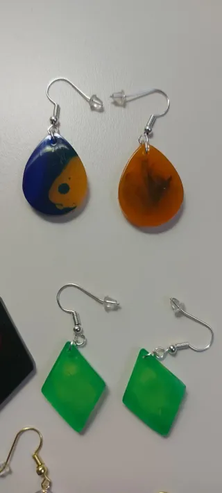Orecchini in resina o ciondoli