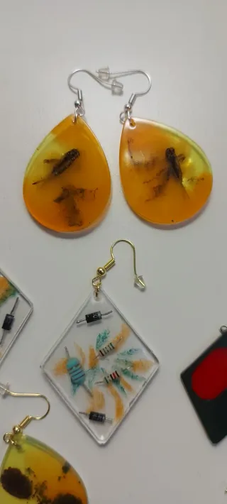 Orecchini in resina o ciondoli