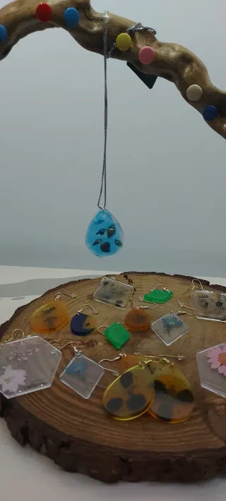 Orecchini in resina o ciondoli