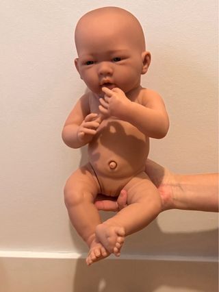 Muñeca bebé con biberón