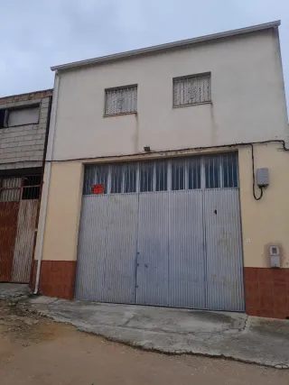 Vendo nave de 2 plantas con montacargas y altillo