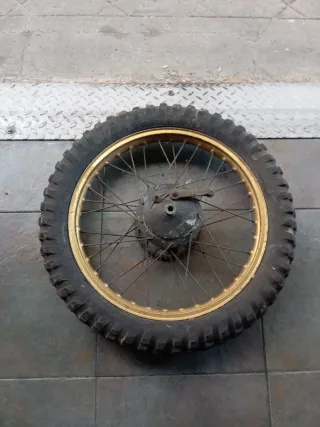 Rueda de moto con llanta dorada,