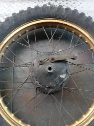 Rueda de moto con llanta dorada,