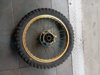 Rueda de moto con llanta dorada,