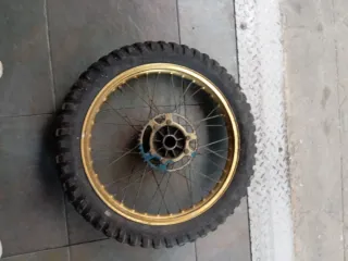 Rueda de moto con llanta dorada,