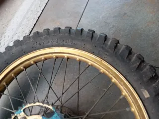 Rueda de moto con llanta dorada,