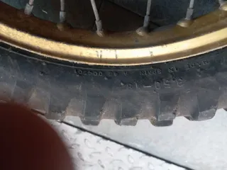 Rueda de moto con llanta dorada,