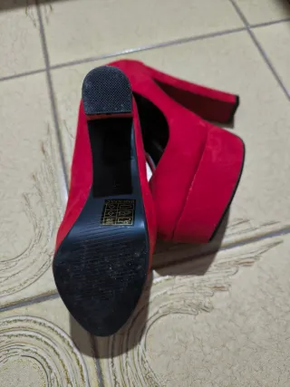 Scarpe rosse scamosciate tacco alto n.37