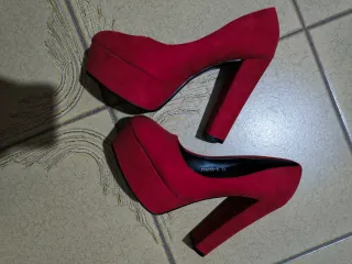 Scarpe rosse scamosciate tacco alto n.37