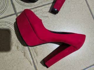 Scarpe rosse scamosciate tacco alto n.37