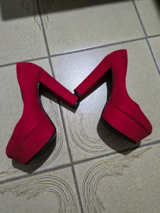 Scarpe rosse scamosciate tacco alto n.37