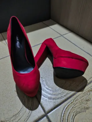 Scarpe rosse scamosciate tacco alto n.37