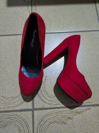 Scarpe rosse scamosciate tacco alto n.37