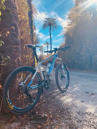 Bicicleta de Montaña Blanca y Azul