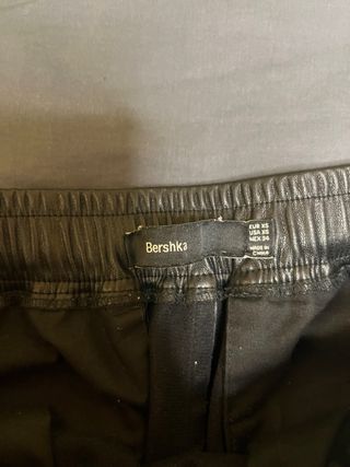 Pantalones Bershka polipiel cargo