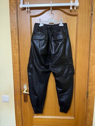 Pantalones Bershka polipiel cargo