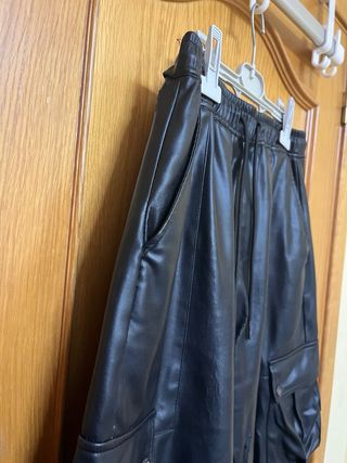 Pantalones Bershka polipiel cargo